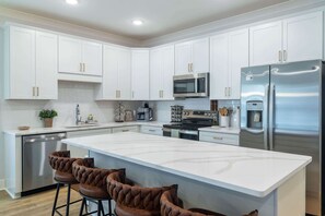 Geladeira, micro-ondas, fogão, cooktop