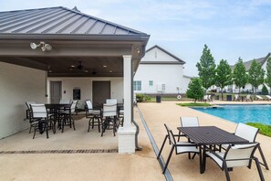 A covered patio with outdoor seating and a pool. - Hotty Toddy Hideout (Oxford)