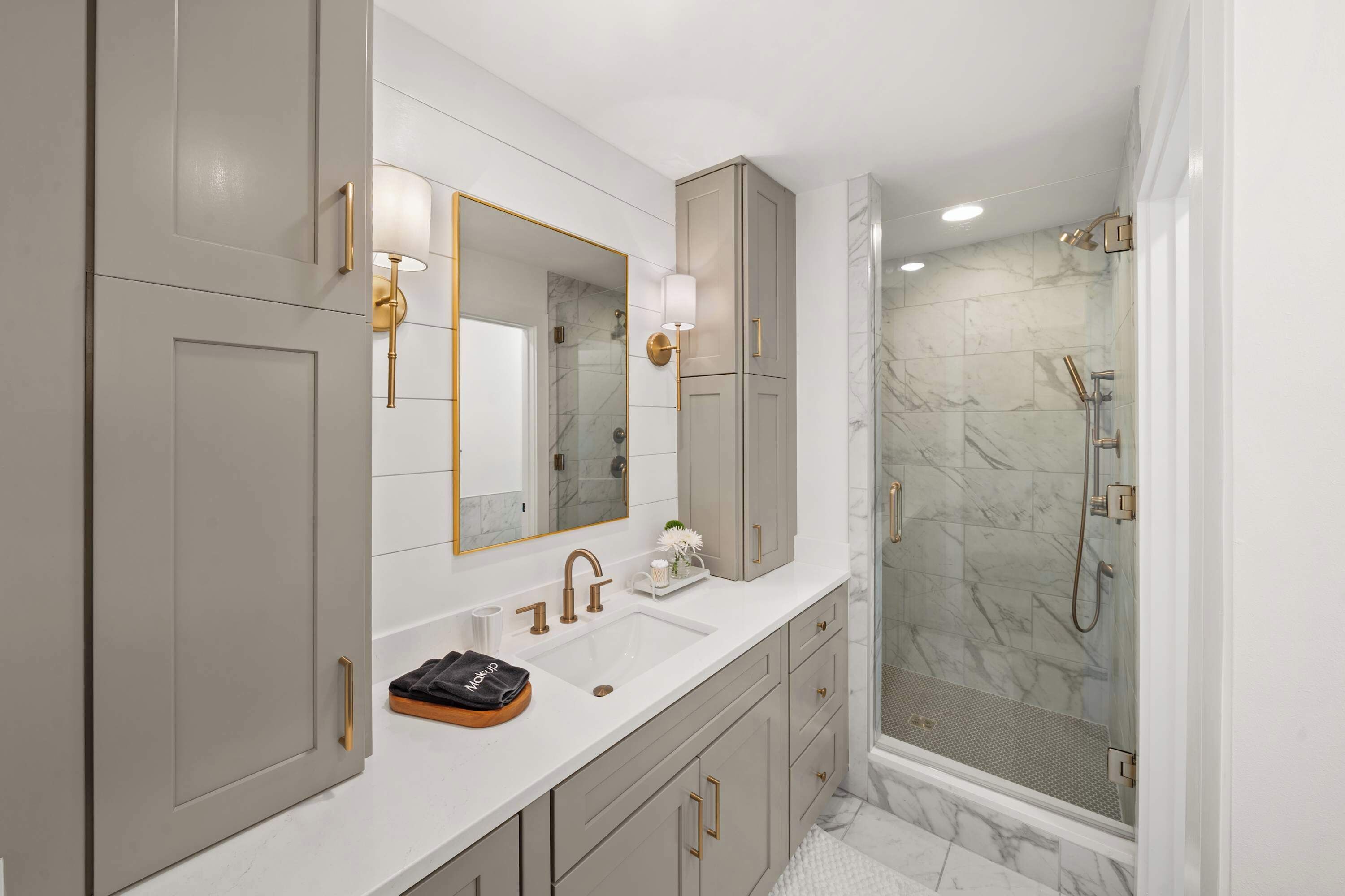Shower, hair dryer, towels, shampoo
