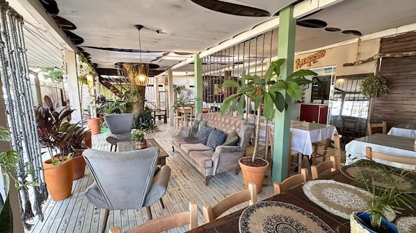 Outdoor dining - OPEN HOUSE CANASVIEIRA (Florianópolis)
