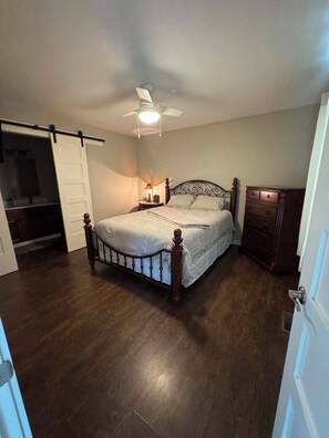 2 bedrooms, iron/ironing board, WiFi, bed sheets - Ken's Place (Gallipolis)