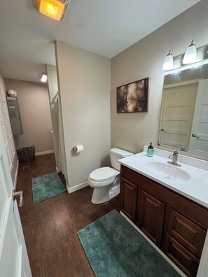 Shower, hair dryer, towels, toilet paper - Ken's Place (Gallipolis)