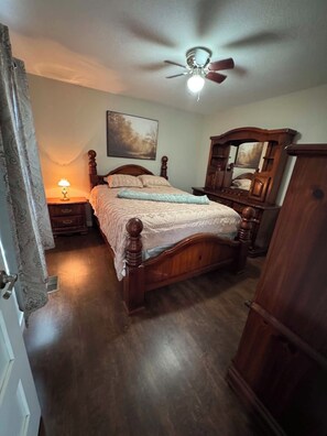 2 bedrooms, iron/ironing board, WiFi, bed sheets - Ken's Place (Gallipolis)