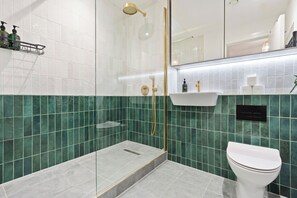 Secador de cabelo, toalhas de banho, sabonete, papel higiênico