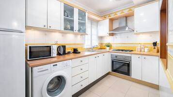 Apartemen Klasik | Dapur pribadi | Peralatan masak/sendok-piring dan perlengkapan kebersihan