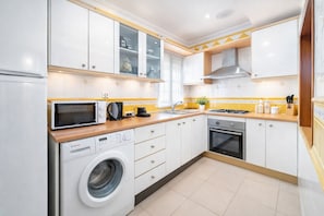 Classic Apartment | Private kitchen | Cookware/dishes/utensils, cleaning supplies - Las Setas (Seville)