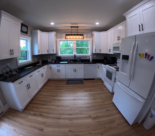 Family Traditions: Brand-New 4BR Kentucky Lakehouse w/ Massive Deck & Fireplace