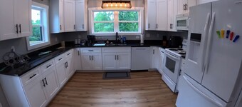 Family Traditions: Brand-New 4BR Kentucky Lakehouse w/ Massive Deck & Fireplace