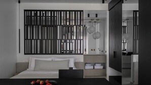Deluxe Suite with Sunrise View and Hot Tub | Peralatan tempat tidur premium, peti besi dalam bilik, kalis bunyi 