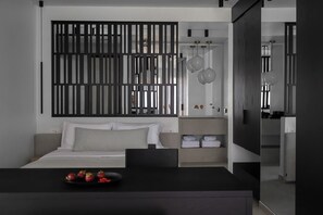 Deluxe Suite with Sunrise View and Hot Tub | Peralatan tempat tidur premium, peti besi dalam bilik, kalis bunyi 