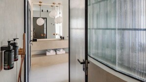 Deluxe Suite with Sunrise View and Hot Tub | Bilik Mandi | Pancuran mandi, pengering rambut, selipar, tuala disediakan 