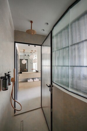 Deluxe Suite with Sunrise View and Hot Tub | Bathroom - Thianne Luxury Suites (Fira)