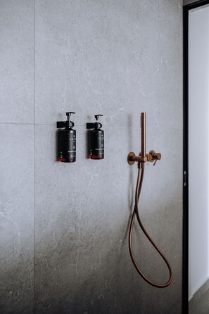 Deluxe Suite | Bathroom amenities - Thianne Luxury Suites (Santorini)