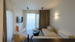 Honeymoon Suite with Sunrise View and Hot Tub | Ruang tamu | 40 inci sebuah televisyen pintar dengan satelit, Netflix 
