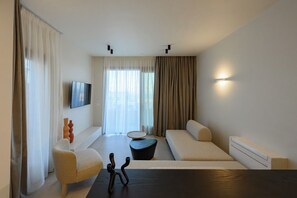 Honeymoon Suite with Sunrise View and Hot Tub | Living area - Thianne Luxury Suites (Fira)