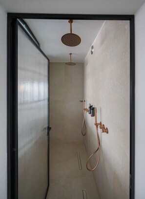 Deluxe Suite with Sunrise View and Hot Tub | Badezimmer | Dusche, Haartrockner, Hausschuhe, Handtücher
