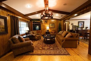 Living area - Luxury Southern Lodge Retreat-4 Bedroom/4 Bathroom (Climax)