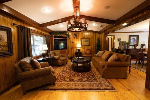 Luxury Southern Lodge Retreat-4 Bedroom/4 Bathroom