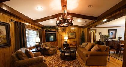Luxury Southern Lodge Retreat-4 Bedroom/4 Bathroom
