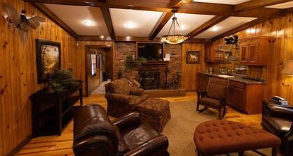 Luxury Southern Lodge Retreat-4 Bedroom/4 Bathroom