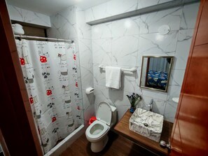 Doccia, asciugamani, sapone, carta igienica