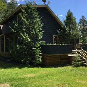 Exterior - Exquisite lakeside retreat directly on Lake Memphrémagog offers serene getaway. (Magog)