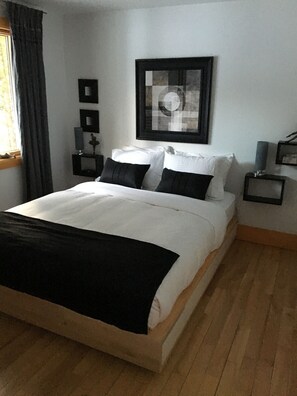 3 bedrooms, iron/ironing board, WiFi, bed sheets - Exquisite lakeside retreat directly on Lake Memphrémagog offers serene getaway. (Magog)