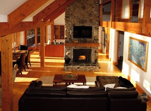 Living area - Exquisite lakeside retreat directly on Lake Memphrémagog offers serene getaway. (Magog)