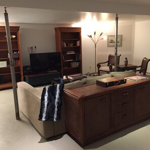 Living area - Exquisite lakeside retreat directly on Lake Memphrémagog offers serene getaway. (Magog)