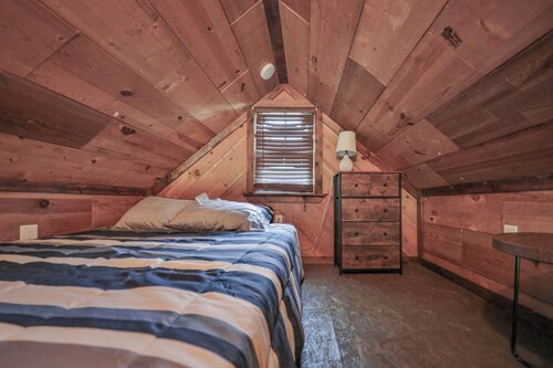 Lovely  loft cabin in Lehighton perfect for a relaxing getaway