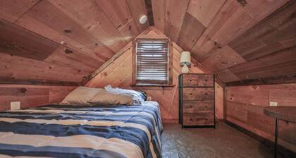 Lovely loft cabin in Lehighton perfect for a relaxing getaway