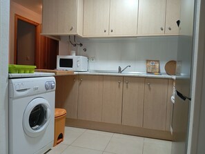 Wasserkocher mit Kaffee-/Teezubehör, Kühlschrank, Mikrowelle, Ofen