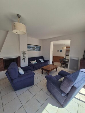 Table tennis, books, stereo - Family house with swimming pool 150 m from the beach (Jard-sur-Mer)