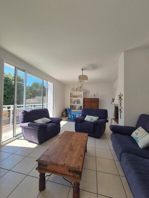 Table tennis, books, stereo - Family house with swimming pool 150 m from the beach (Jard-sur-Mer)