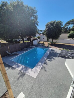 Utomhuspool och uppvärmd pool