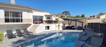 Family house with swimming pool 150 m from the beach