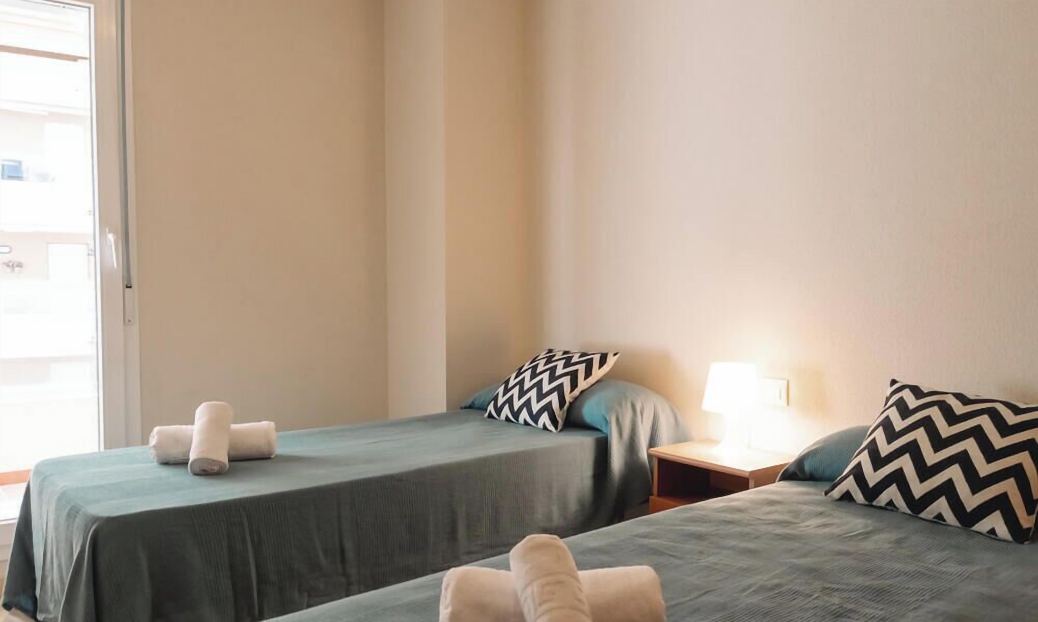 Tabla de planchar con plancha, wifi gratis y ropa de cama 