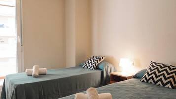 Tabla de planchar con plancha, wifi gratis y ropa de cama