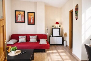 Apartamento clásico | Zona de estar | Televisión de pantalla plana de 32 pulgadas con canales por cable