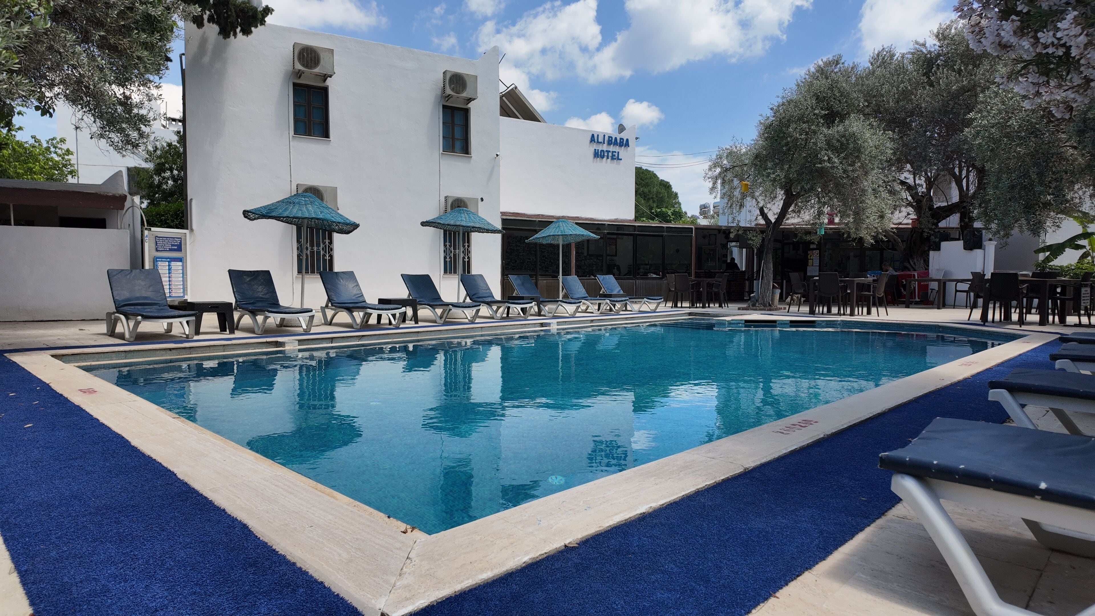 Una piscina al aire libre de temporada