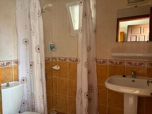 Een douche, een haardroger, handdoeken, zeep