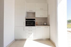 Kühlschrank, Mikrowelle, Herdplatte, Geschirrspüler