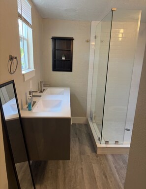 Een douche, een haardroger, handdoeken, toiletpapier