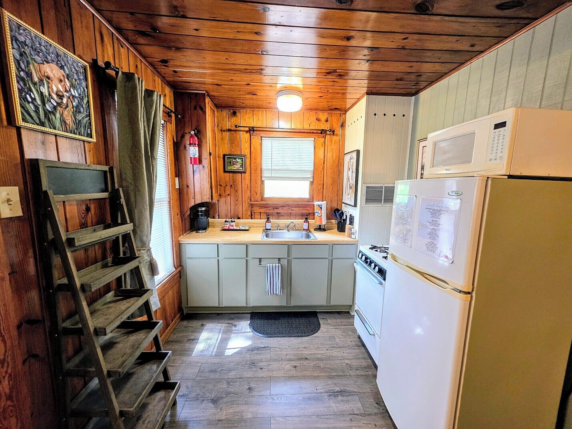 Wasserkocher mit Kaffee-/Teezubehör, Kühlschrank, Mikrowelle, Ofen