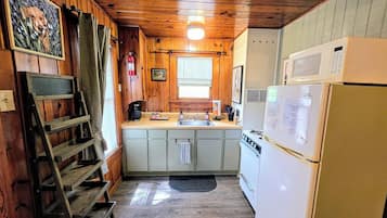 Wasserkocher mit Kaffee-/Teezubehör, Kühlschrank, Mikrowelle, Ofen