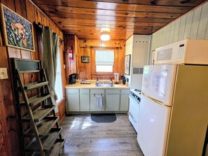 Coffee/tea maker, fridge, microwave, oven - Willow Whisper Cottage (Hot Springs)