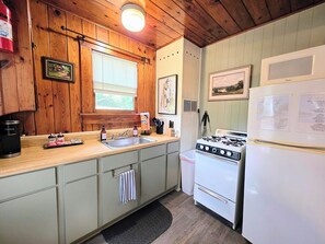 Coffee/tea maker, fridge, microwave, oven - Willow Whisper Cottage (Hot Springs)