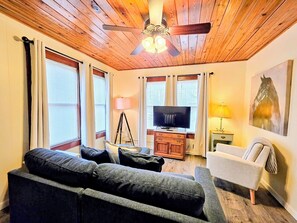 TV - Willow Whisper Cottage (Hot Springs)