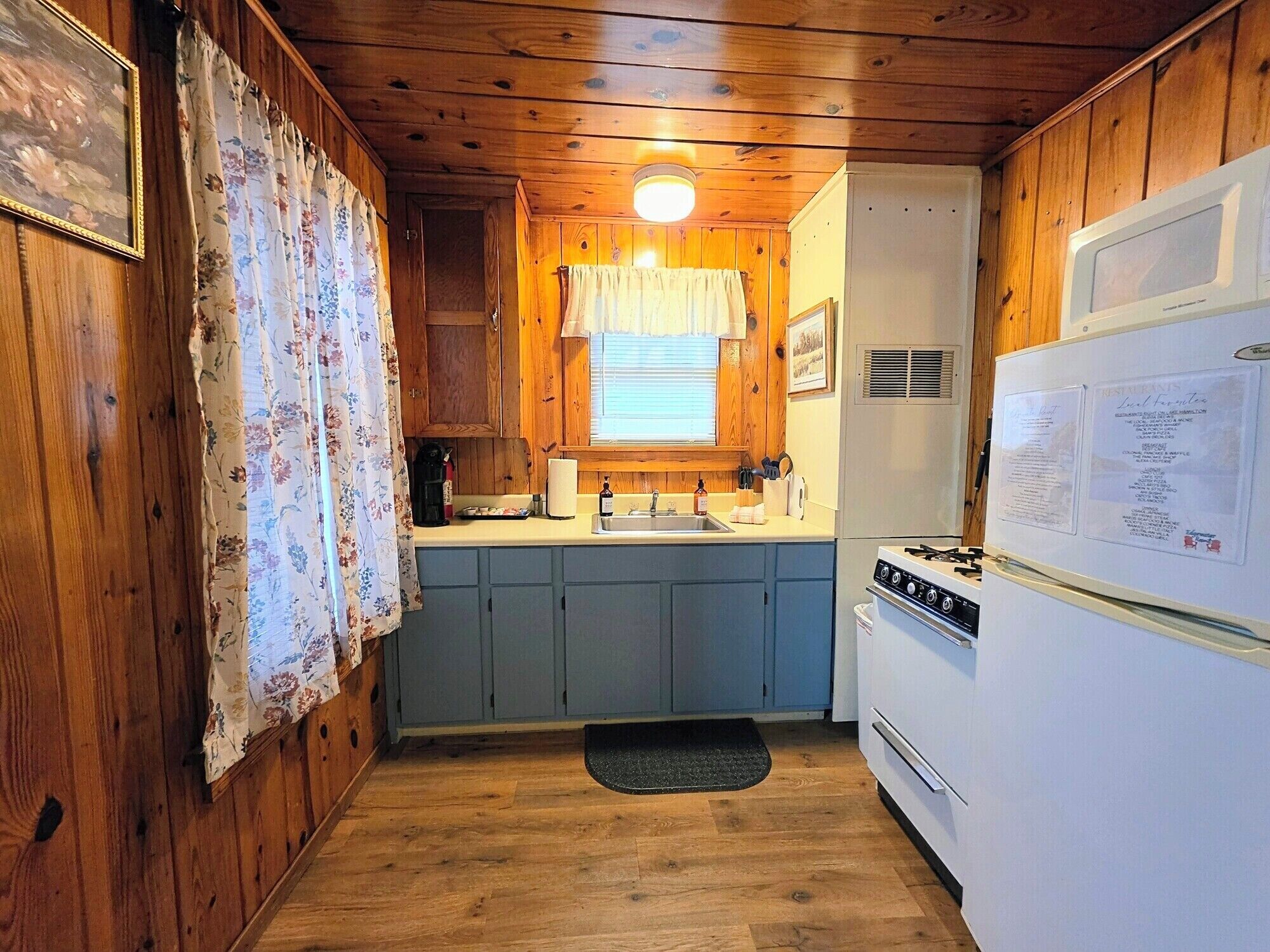 Cafetera y tetera, refrigerador, microondas y horno 