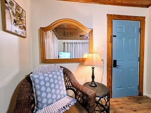 Interior - Paddlers Paradise Cottage (Hot Springs)